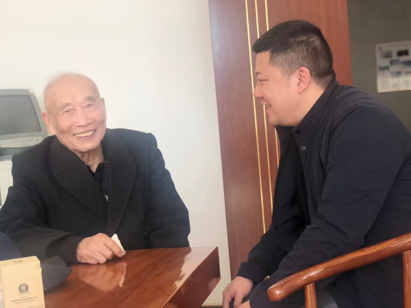 滇茶堂老闆李敏與老茶人交流
